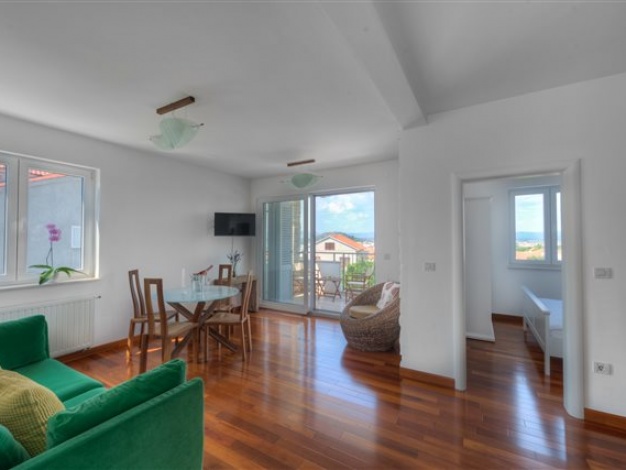 Moderan apartman pogodan za 5 osoba s bazenom i pogledom na more