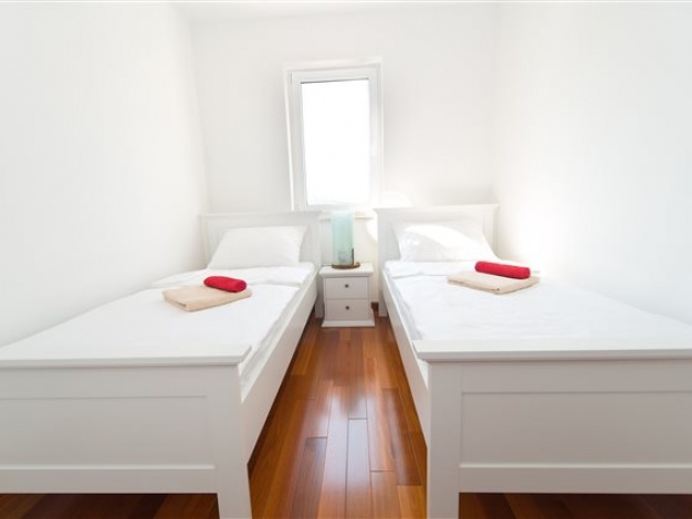 Moderan apartman pogodan za 5 osoba s bazenom i pogledom na more