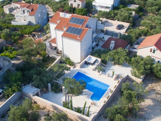 Moderan apartman pogodan za 5 osoba s bazenom i pogledom na more