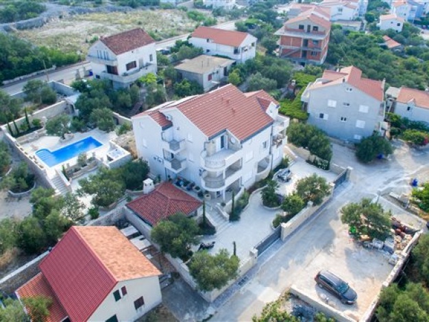 Moderan apartman pogodan za 5 osoba s bazenom i pogledom na more