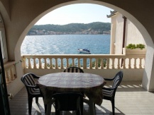 Jednosobni apartman za četvero uz more u blizini plaže Rastovac u Tisnom