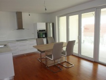 Prostran dvosobni apartman u ulici Pod Raduč s pogledom na more u blizini plaže Slanica u Murteru