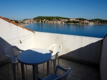 Jednosobni apartman s pogledom na obližnje otoke nedaleko plaže Iza Sv.Nikole u Tisnom