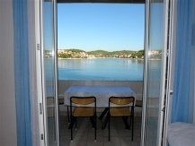 Dvosobni apartman za najviše šest osoba kraj plaže Iza Sv.Nikole u Tisnom