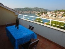 Prostran dvosobni apartman za petero s pogledom na otok Murter s vlastitom teretanom u blizini plaže Rastovac u Tisnom
