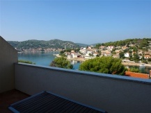 Prostran apartman za šestero s teretanom i pogledom na Tisno u blizini plaže Rastovac