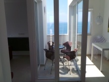 Moderno uređen apartman za četiri osobe s bazenom i veličanstvenim pogledom na Kornate