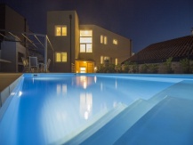 Prostrani dvosobni apartman s bazenom