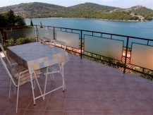 Dvosobni apartman za petero s pogledom na murterske kanal u blizini plaže Lovišća u Tisnom
