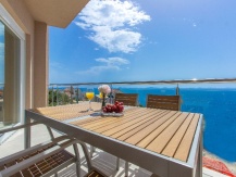 Dvosobni apartman s bazenom u blizini plaže Slanica