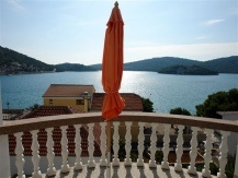 Prostran dvosobni apartman u Tisnom s nezaboravnim pogledom na otok Murter 