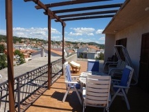 Dvosobni apartman za šest osoba s pogledom na more u blizini plaže Lučica u mjestu Jezera