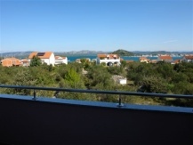 Dvosobni apartman na osami s pogledom na more u Murteru