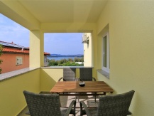 Moderno uređen apartman za četiri osobe s pogledom na more u blizini plaže Luke