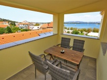 Moderno uređen apartman za četvero s pogledom na more u blizini plaže Luke