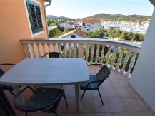 Dvosobni apartman za četvero u blizini plaže Lučica u mjestu Jezera